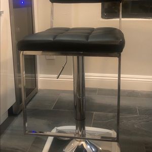 S🅾️LD.Swiveling barstool w/ padded leather.